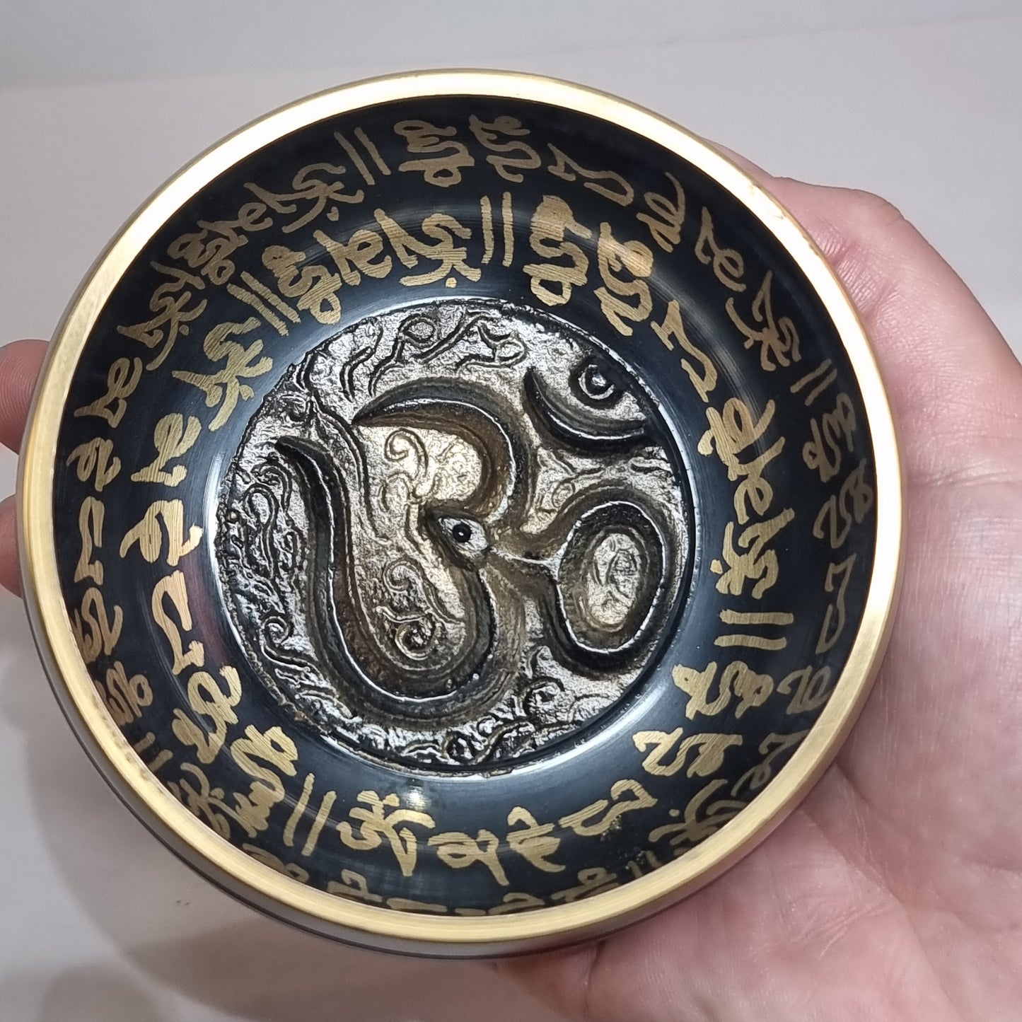 Singing bowl - om mantra black - Rivendell Shop