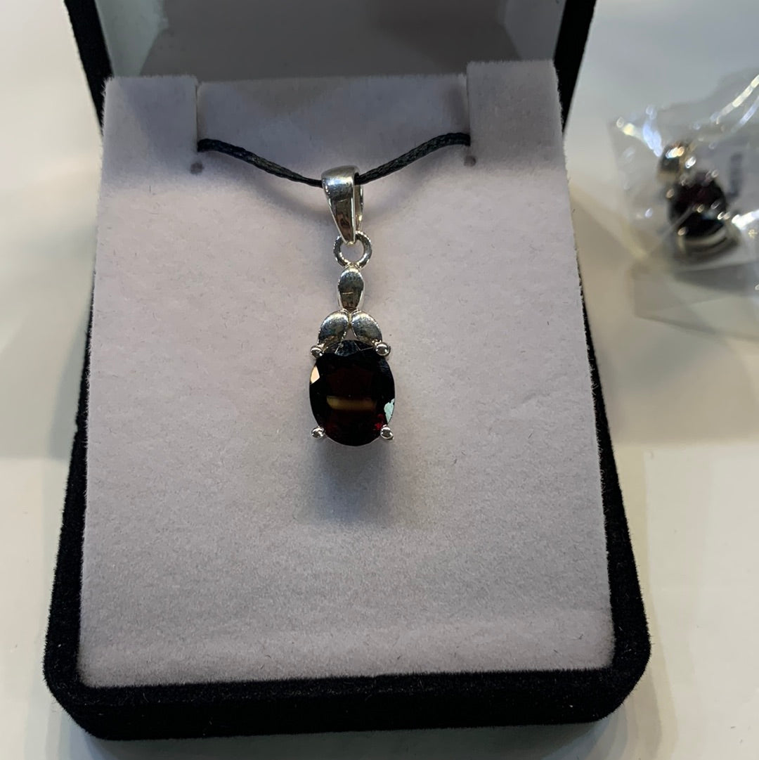 Oval Garnet Pendant - Rivendell Shop