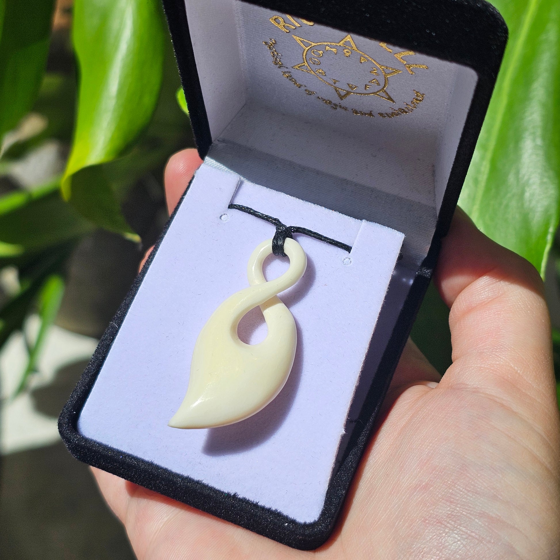 Bone Pikorua Pendant (Twist) - Rivendell Shop