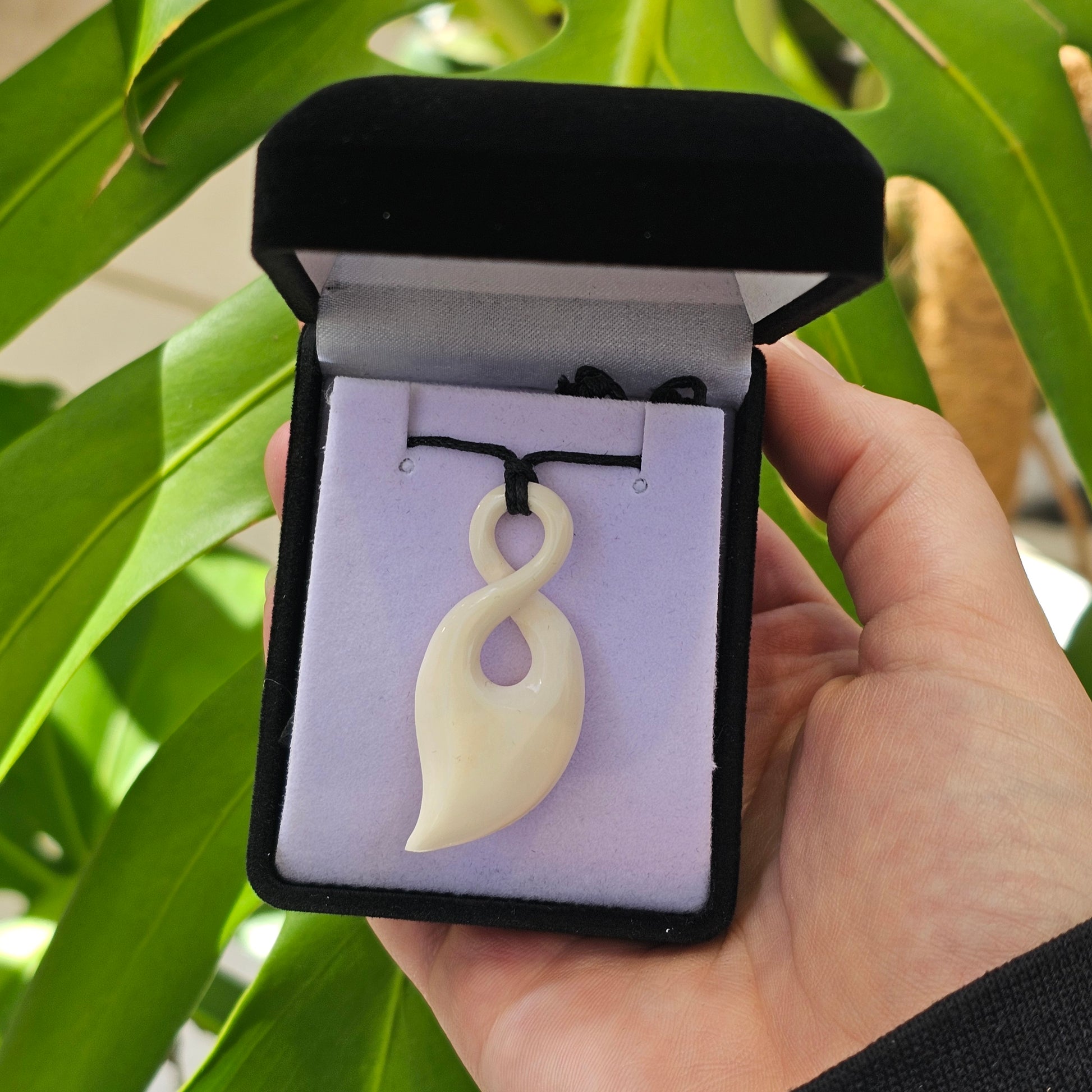 Bone Pikorua Pendant (Twist) - Rivendell Shop