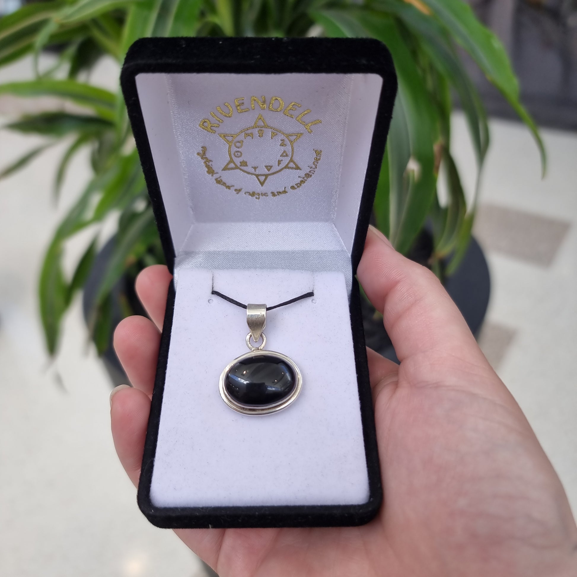Black onyx pendant - Rivendell Shop