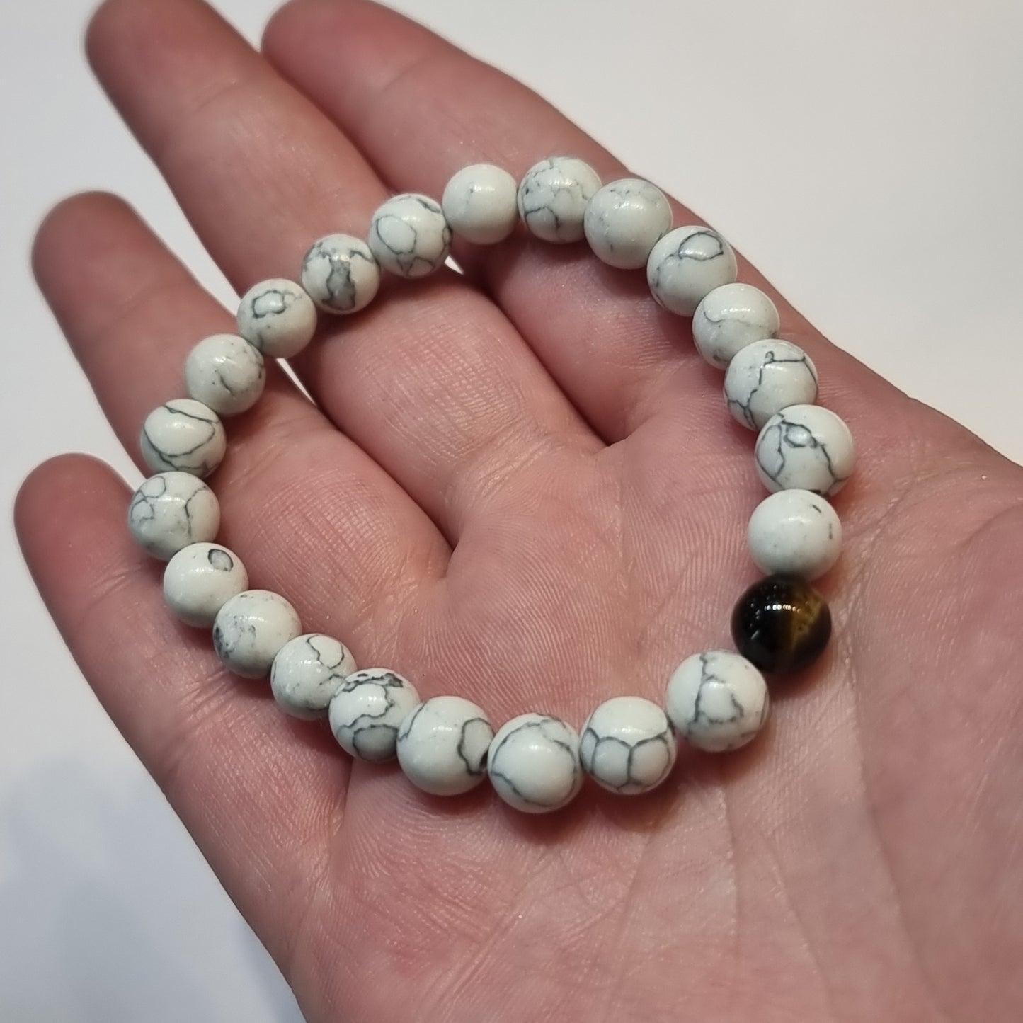 Howlite bracelet with Tiger eye bead - Rivendell Shop