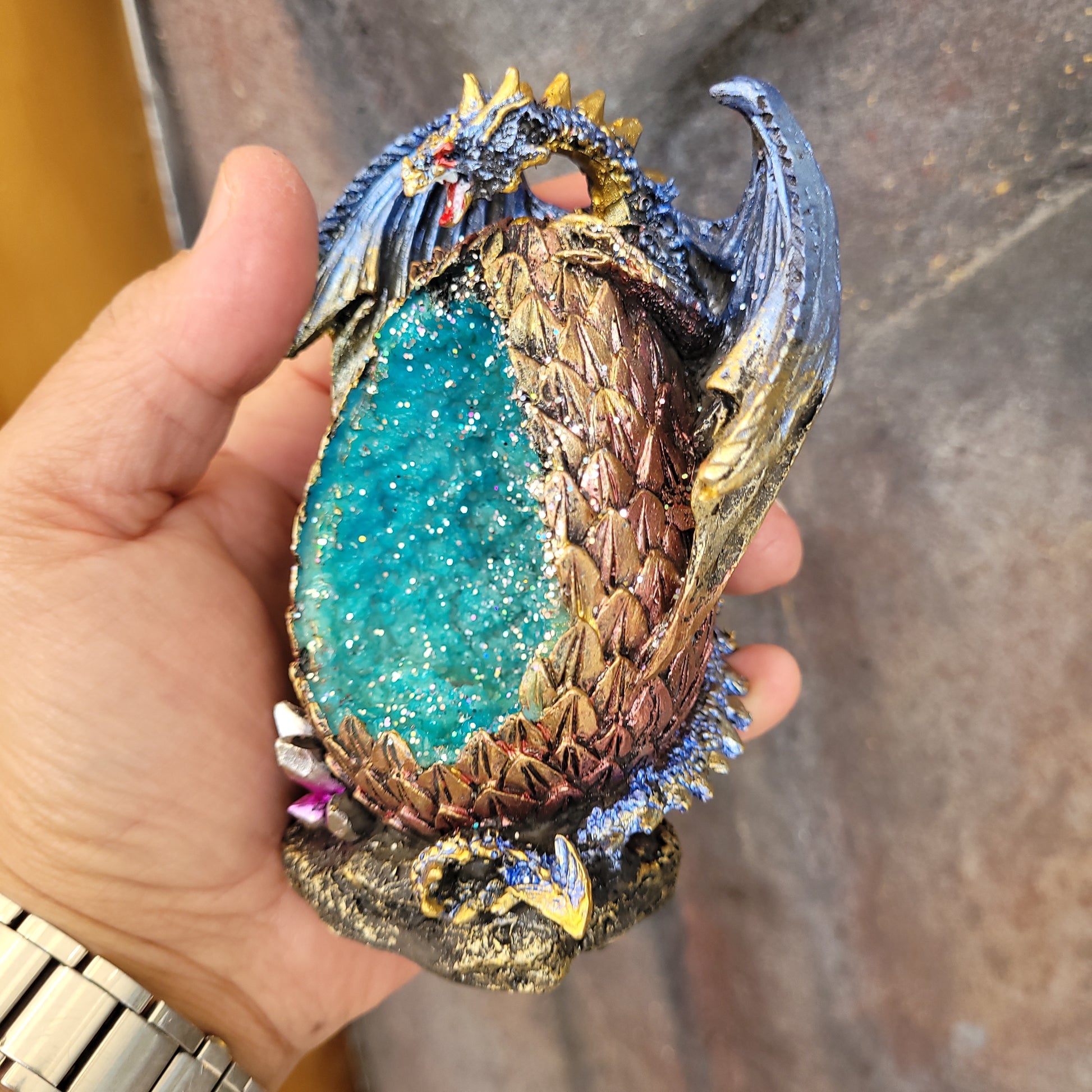 Dragon on crystl egg with LED Blue - Rivendell Shop