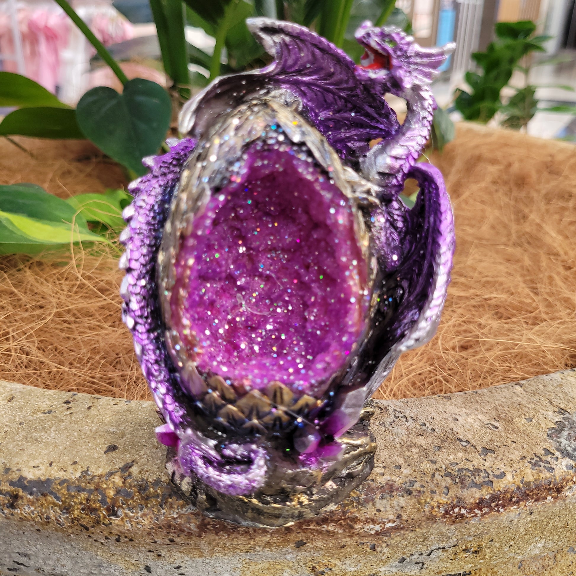 Dragon on crystl egg with LED Purple - Rivendell Shop