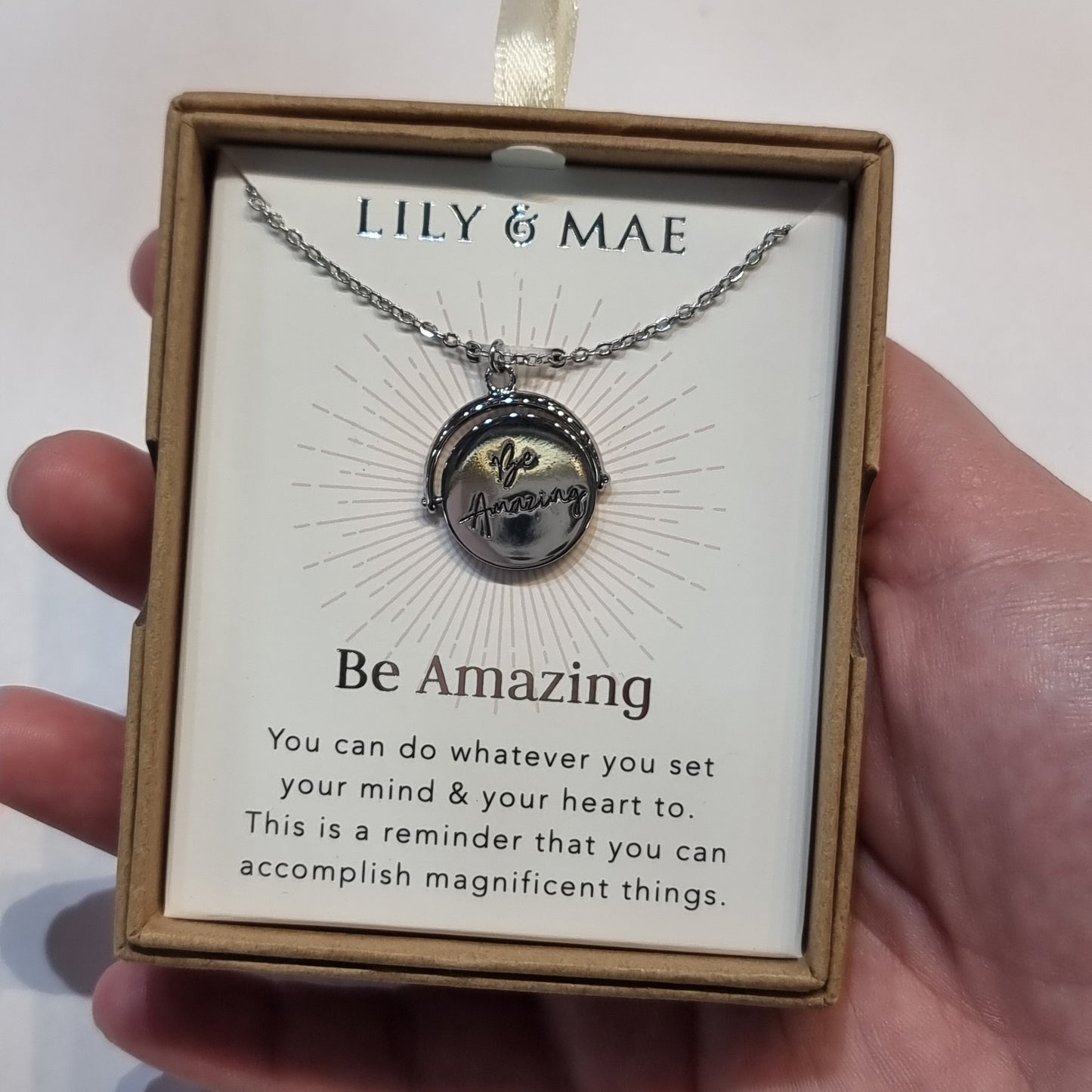 L&M spinning necklace - Be Amazing - Rivendell Shop