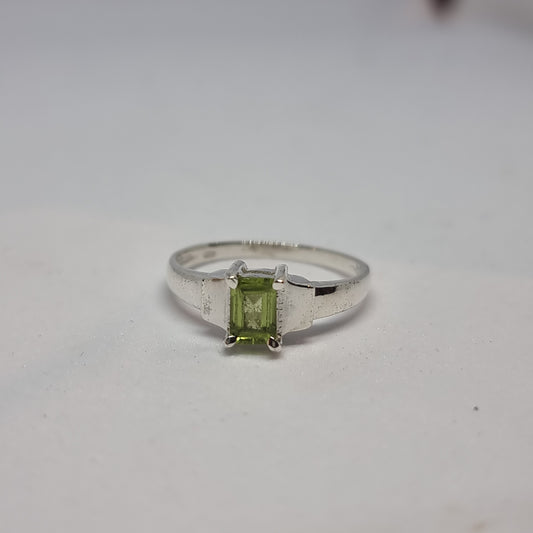 Peridot ring - Rivendell Shop