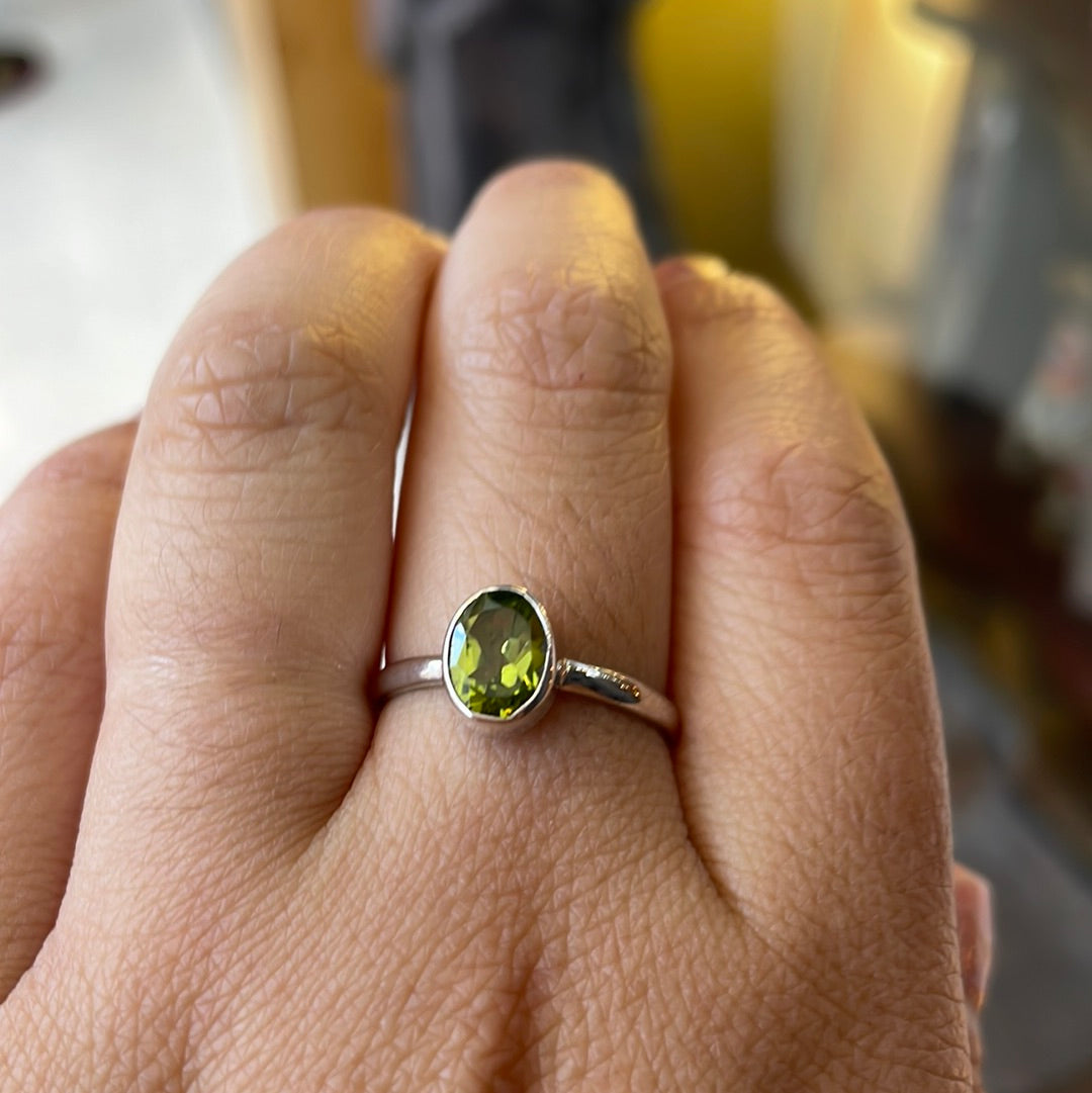 Peridot sterling silver small oval ring - Rivendell Shop