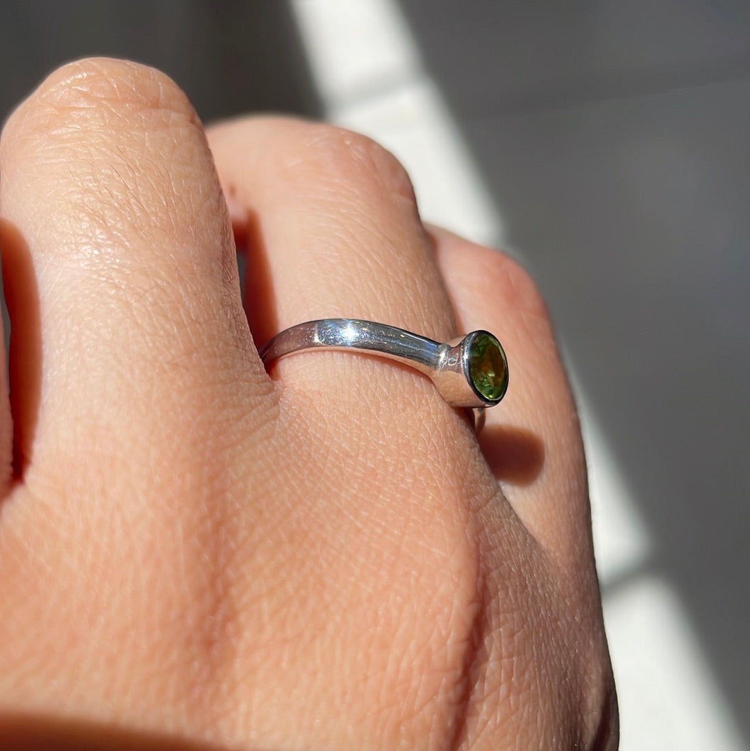 Peridot sterling silver small round ring - Rivendell Shop