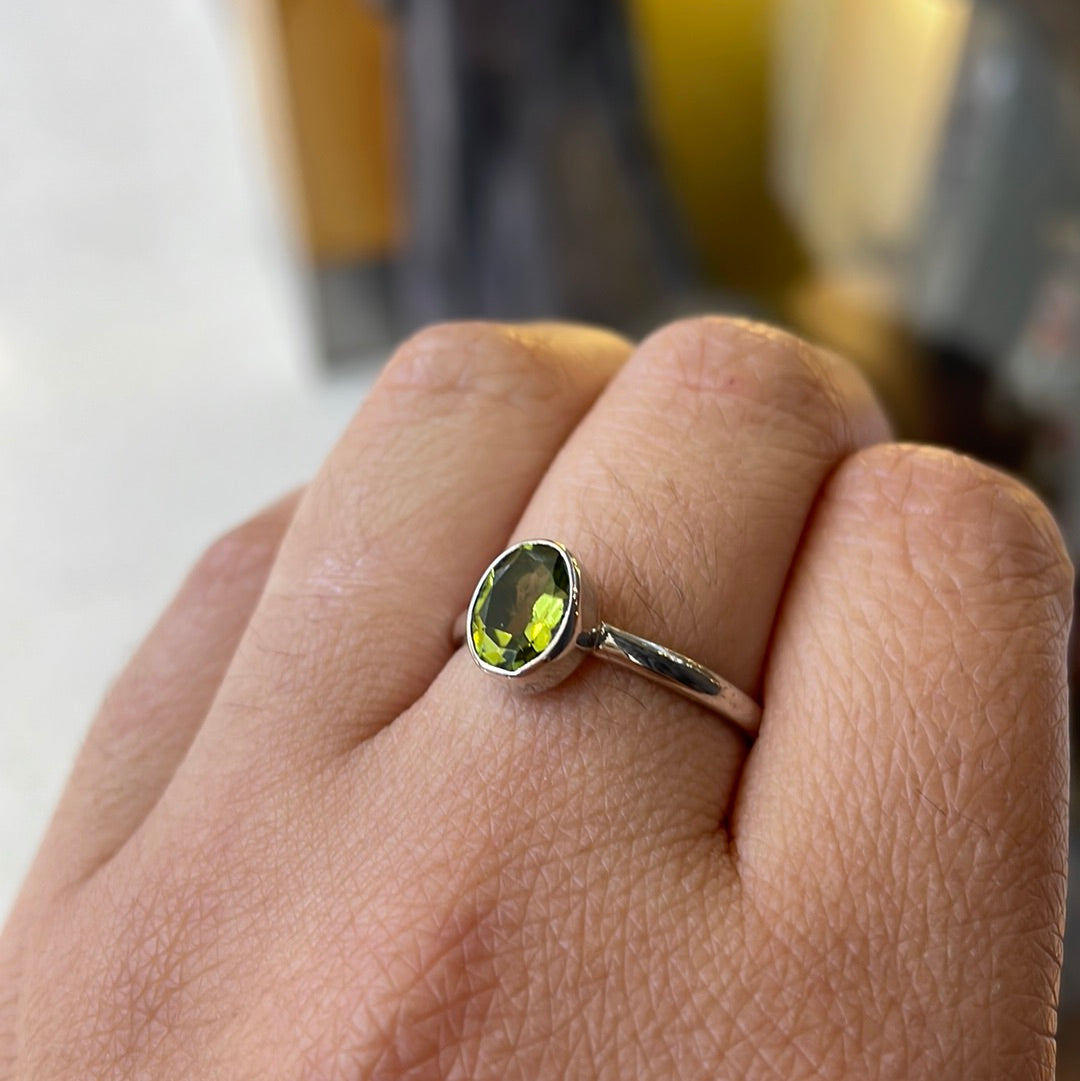 Peridot sterling silver small oval ring - Rivendell Shop