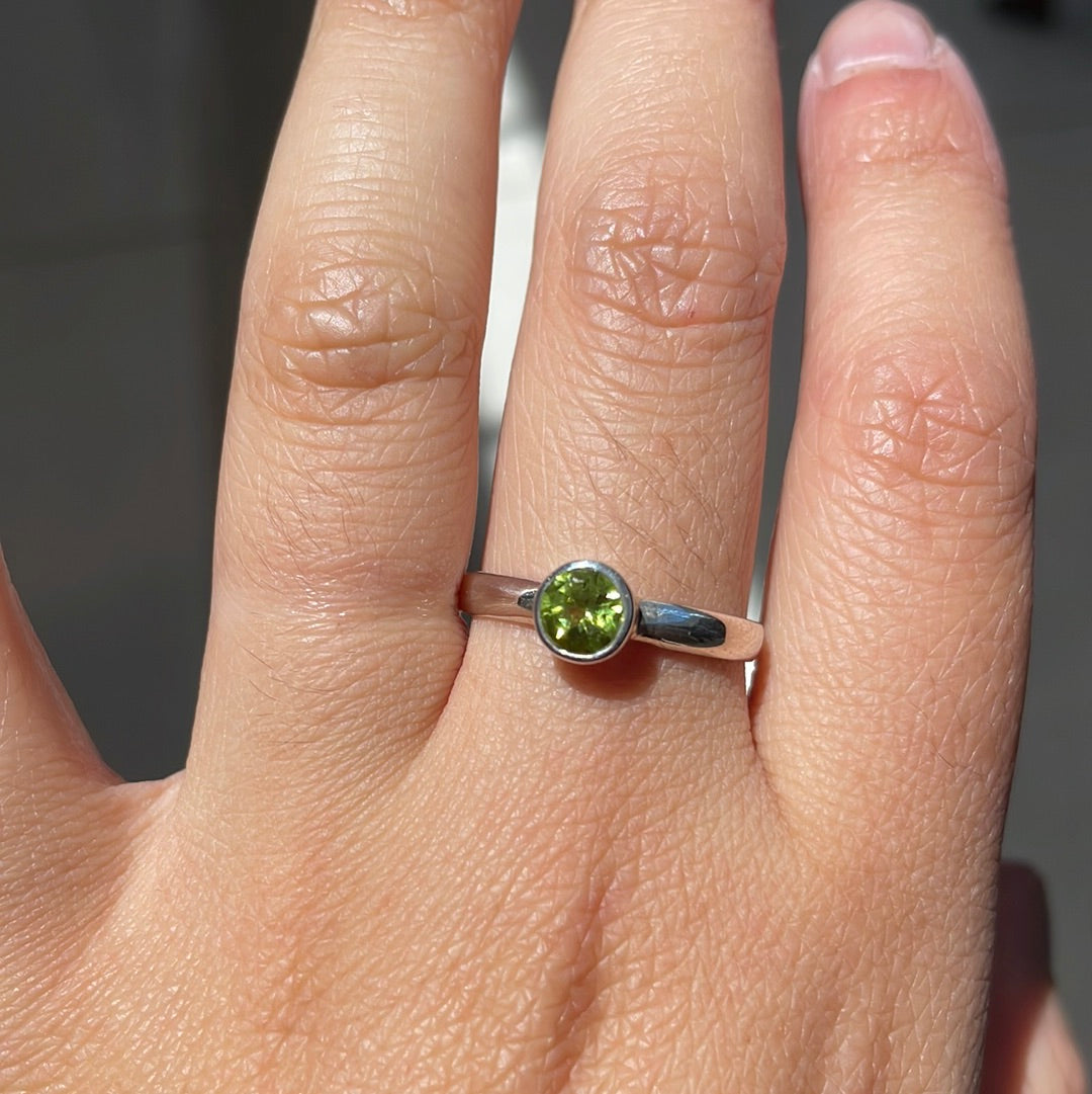 Peridot sterling silver small round ring - Rivendell Shop